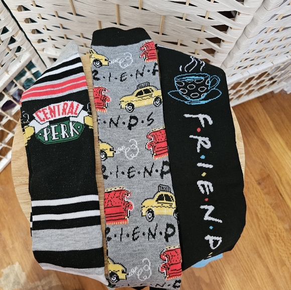 6 Pairs New "Friends" Crew Socks - Picture 3 of 3